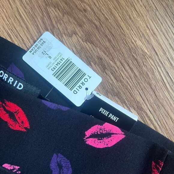 NWT torrid kiss print size 12 plus large pants pixie pants - Picture 2 of 2